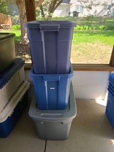 lot 1304 image: Storage Containers with Lids 3 Count 2 smaller are Rubbermaid Roughneck