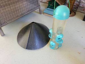 lot 1312 image: Bird feeder and squirrel deterrent