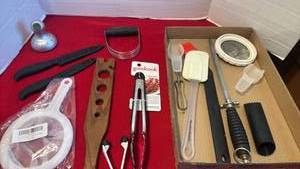 lot 1411 image: Kitchen utensils