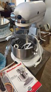 lot 1421 image: Kitchen aid bowl lift stand mixer and with attachments and booklets