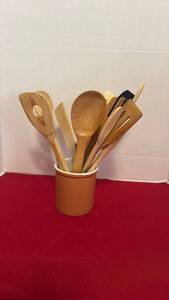 lot 1423 image: Wooden kitchen utensils in ceramic container