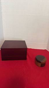 lot 1424 image: Wine opener and accessories and wooden coasters in storage containers