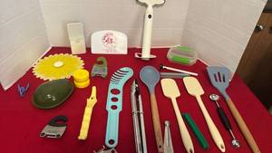 lot 1427 image: Kitchen utensils and more