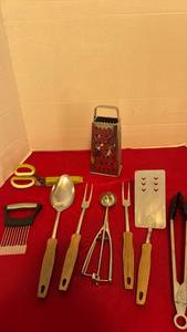 lot 1428 image: Kitchen utensils