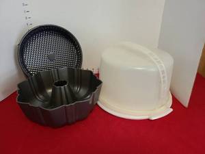 lot 1432 image: Baking lot, coverd cake plate bundt pan and springform pan