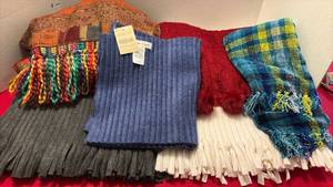 lot 1515 image: Ladies scarves