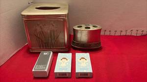 lot 1522 image: Bathroom accessories and personal care items