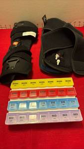 lot 1532 image: Knee braces and pill organizer