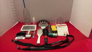 lot 1535 image: Travel items & head scratcher