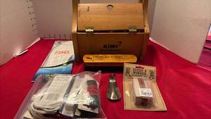lot 1540 image: Kiwi shoe groomer with supplies