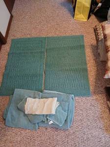 lot 1702 image: Set of towels with matching rugs 32x20