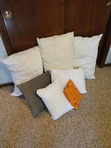 lot 1706 image: Lot of pillows