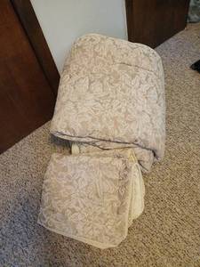 lot 1707 image: Queen Comforter  with two shams
