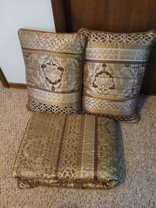 lot 1708 image: Queen Comforter with matching shams