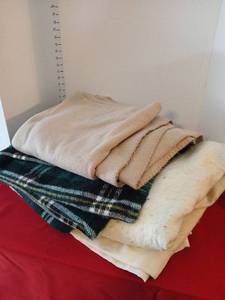 lot 1712 image: Lot of  Throws  blankets