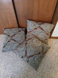 lot 1713 image: Decorative Throw Pillows