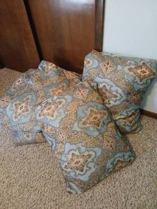lot 1714 image: Queen Comforter bwith pillows and shams