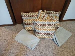 lot 1715 image: Lot of Decorative Pillows with accent shams
