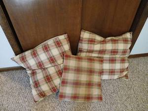 lot 1719 image: Plaid Pillows Set