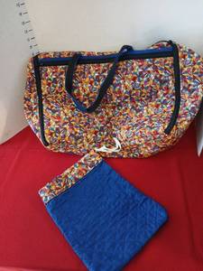 lot 1724 image: Quilted weekender bag with matching quilted drawstring bag