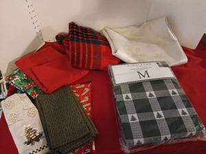 lot 1774 image: Middleton Home Tablecloth 60 x 102 Oblong 100% Cotton Machine Washable with accent Accessories
