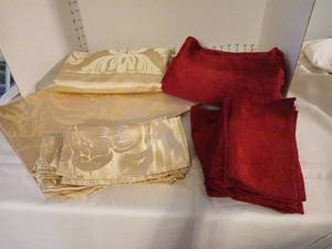 lot 1780 image: Lot of Decorative Linens Gold and Red Napkins Table Linens