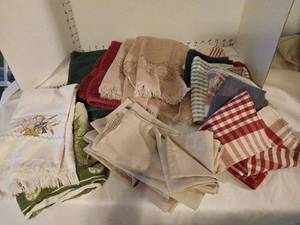 lot 1781 image: Lot of Assorted hand  Towels Multiple Colors and Patter