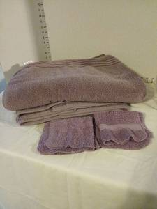 lot 1782 image: Hotel size Bath Towels