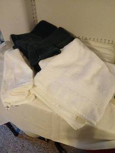 lot 1783 image: Bath towels