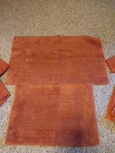 lot 1784 image: Towel Set 2 Bath Towels 2 Hand Towels 2 Washcloths and rugs 33 21 and 23x16