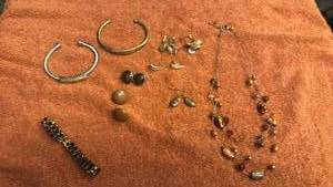 lot 1902 image: Ladies jewelry