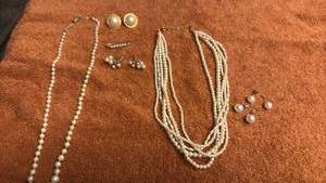 lot 1904 image: Ladies jewelry