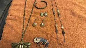 lot 1905 image: Ladies jewelry