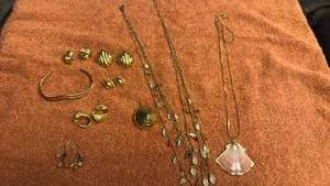 lot 1906 image: Ladies jewelry