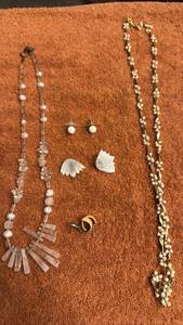 lot 1907 image: Ladies jewelry