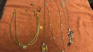 lot 1909 image: Ladies jewelry