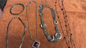 lot 1914 image: Ladies jewelry