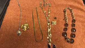 lot 1916 image: Ladies jewelry
