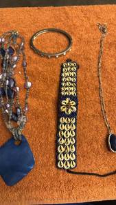 lot 1925 image: Ladies jewelry