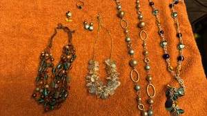 lot 1933 image: Ladies jewelry