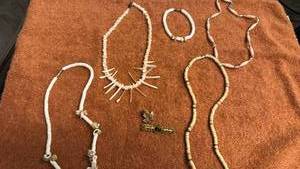 lot 1935 image: Ladies jewelry