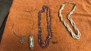 lot 1936 image: Ladies jewelry