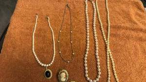 lot 1937 image: Ladies jewelry