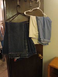 lot 2508 image: Ladies 2 Denim Jeans 1 Khaki pants size 12 to 14