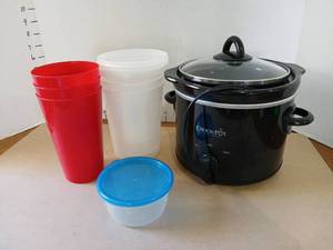 lot 3014 image: Crock-Pot Slow Cooker with Food Storage Containers Lot