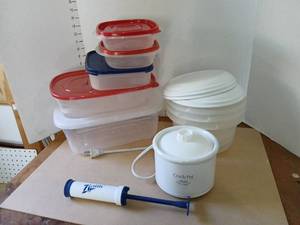 lot 3015 image: Crock-Pot Little Dipper Slow Cooker with Food Storage Containers Lot