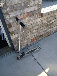 lot 3023 image: Razor Scooter