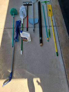 lot 3115 image: Roll of screen and floor cleaning supplies