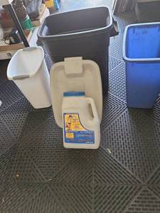 lot 3116 image: Rubbermaid Roughneck upright tote with ice melt, trash cans