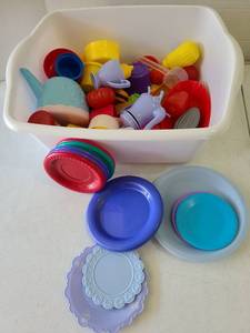 lot 3118 image: Plastic toy dishes in tub